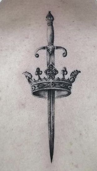 Crown Neck Tattoo, Back Of Neck Tattoo Men, Tattoo Cobra, King Crown Tattoo, Eagle Chest Tattoo, Tricep Tattoos, Zeus Tattoo, Crown Tattoo Design, Hand Tattoos For Girls