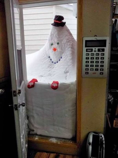 The 15+ Funniest Pictures Of Today's Internet Funny Snow Pictures, S Is For Snowman, Snow Creatures, Animals In Snow, Sewing Ornaments, Funny Snowmen, Canadian Memes, Snowman Funny, Winter Yard