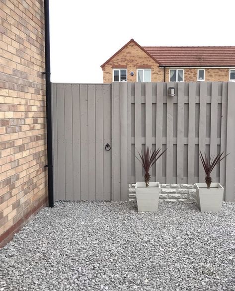 Backyard Fence Paint Color Ideas, Fence Colour Ideas, New Build Garden Ideas, Garden Diy Decoration Ideas, Norfolk House, Side Gates, Modern Backyard Landscaping, Kitchen Decor Modern, Modern Backyard