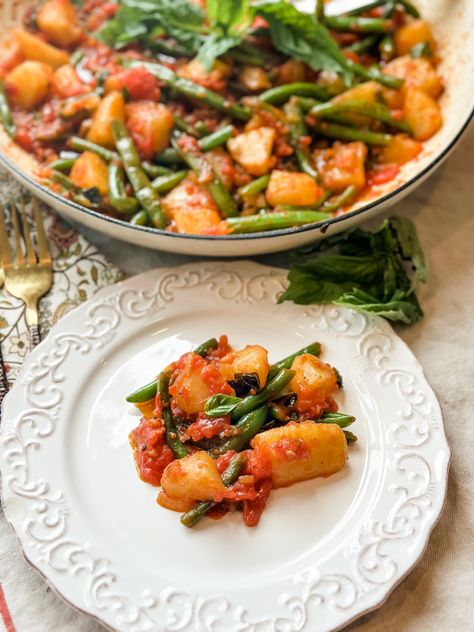 String Bean & Potatoes in Light Tomato Sauce Light Tomato Sauce, Italian Green Beans, Italian Side Dishes, Beans Potatoes, Italian Potatoes, String Beans, Traditional Italian Dishes, Instagram Recipes, String Bean