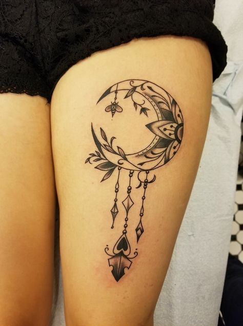 Moon dream catcher leg tattoo Tattoo Pierna Mujer, Atrapasueños Tattoo, Tattoo Arrow, Tattoo Moon, Dream Catcher Tattoo, Moon Tattoo Designs, Leg Tattoos Women, Thigh Tattoos Women, Arrow Tattoos