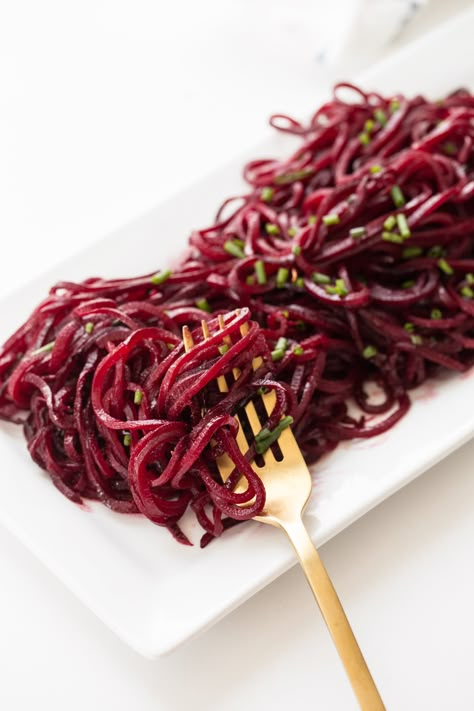 Spiralized Beets with Balsamic-Chive Dressing Spiralized Beets, Beet Noodles, Spiralized Recipes, Spiralizer Recipes, Tracker Free, Beet Recipes, Healthy Food Blogs, Veggie Sides, Veggie Dishes