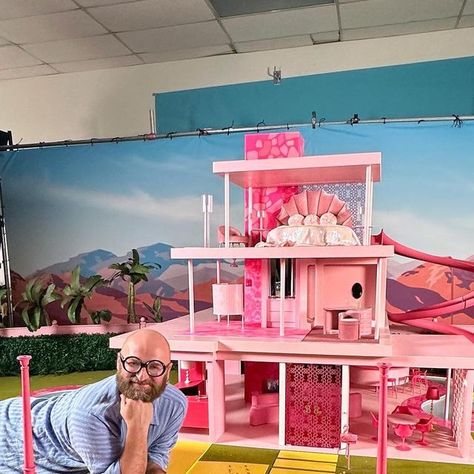 Barbie Movie Dream House, Barbie Dream House Movie, Diy Barbie Dream House, Diy Barbie House Cardboard, Barbie Movie House, Barbie Plane, Barbie Dreamhouse Experience, Dream House Movie, Studio Desing