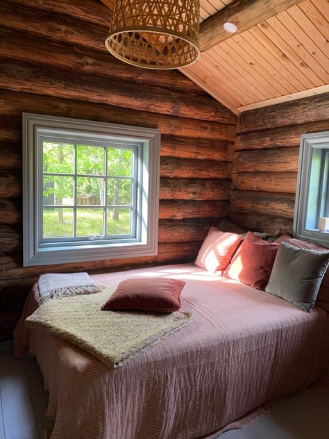 Northern Cabin Decor, Alaska Cabin Interior, Vintage Cabin Interior, Simple Cabin Interior, Small Kids Playroom Ideas, Small Kids Playroom, Cute Cabin, Grown Woman Bedroom Ideas, Woman Bedroom Ideas