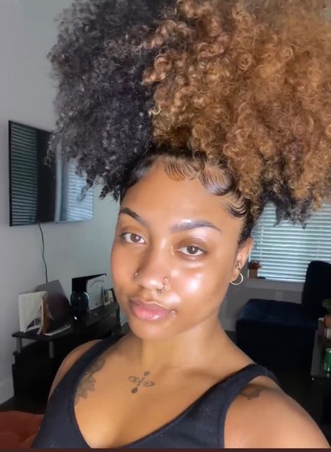 Peekaboo Hairstyles, Hair On Brown Skin, Barefaced Beauty, Dyed Curly Hair, Peekaboo Hair, Quick Natural Hair Styles, Quick Weave Hairstyles, Dyed Natural Hair, Hairdos For Curly Hair