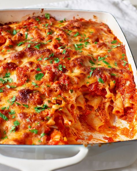 How to Make an No Meat vegetarian Baked Ziti. Better than grandma's recipe! We make this hearty casserole with ricotta and mozzarella cheese. Feel free to add ground beef or italian sausage if you like it, but this is so good you won't miss it. A classic, crowd-pleasing Italian comfort food pasta for a crowd -- like your family! Perfect if you need ideas for a DIY wedding reception party menu, potluck, housewarming or graduation open house. Use your favorite pasta noodles. Ziti Recipes, Baked Ziti Recipe, Mozzarella Recipes, Dinner Meal Prep, Cheesy Pasta, Pasta Casserole, Sausage And Peppers, Baked Ziti, Cooked Vegetables