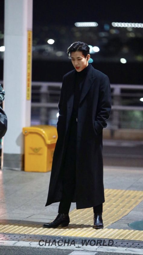 Coat On Shoulders Men, Kdrama Winter Outfits Men, Winter Trench Coat Outfit Men, Trench Coat Turtle Neck Outfit Men, Suit With Overcoat Men, Korean Overcoat Men, Korean Trench Coat Outfit Men, Turtleneck Trench Coat Outfit Men, Longcoats Outfits Men