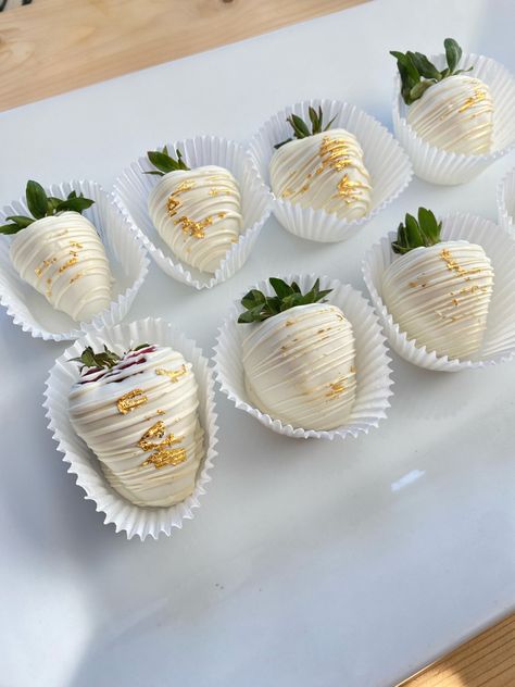 Gold Leaf Strawberries, White And Gold Party Theme Sweet 16, Birthday Ideas White And Gold, White And Gold Food Display, White Gold Macarons, Chocolate Covered Strawberries White And Gold, White Gold Strawberries, Gold And White Dinner Party, Graduation Party Ideas White And Gold