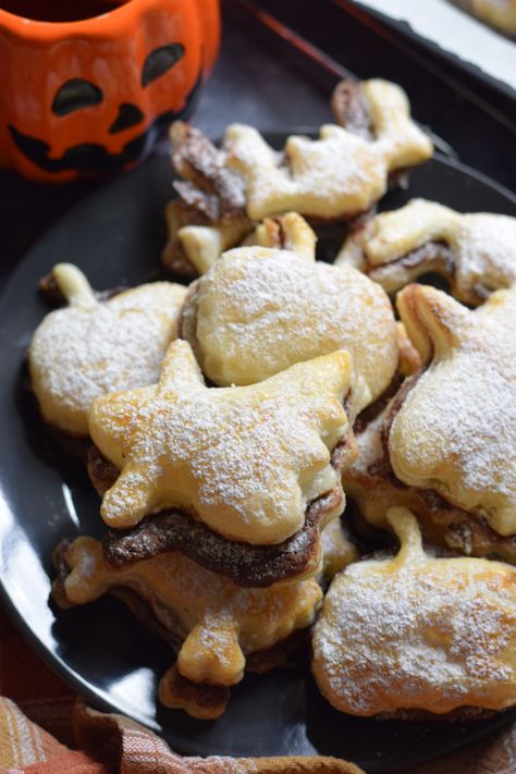 Halloween Nutella Puff Pastry Nutella Phyllo Pastry, Puff Pastry Nutella Cookies, Nutella Puffed Pastry, Nutella Stuffed Puff Pastry, Puff Pastry Dessert Nutella, Puff Pastry And Nutella Recipes, Nutella Pastry Puff, Puff Pastry And Nutella, Puff Pastry Nutella Recipes