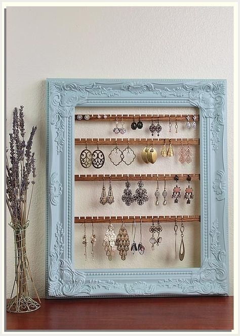 Keep your necklaces, bracelets, and earrings organized and easily accessible with these ideas. Diy Earring Holder, Earring Frame, Boho Jewelry Diy, Vintage Jewelry Diy, Hanging Earring, Diy Jewelry To Sell, Diy Jewelry Holder, Hanging Jewelry Organizer, Astuces Diy