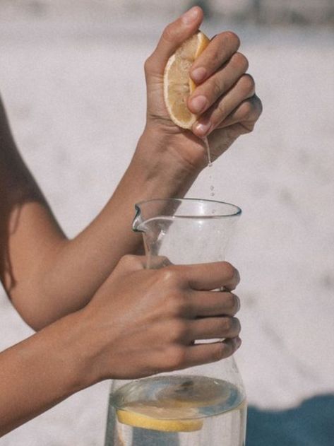 Girl making lemon water on the beach. Spotify Playlist Cover, Camille Styles, Mountain Dew, Lemon Water, Summer Feeling, Photo Images, Endless Summer, Summer Of Love, Summer Aesthetic