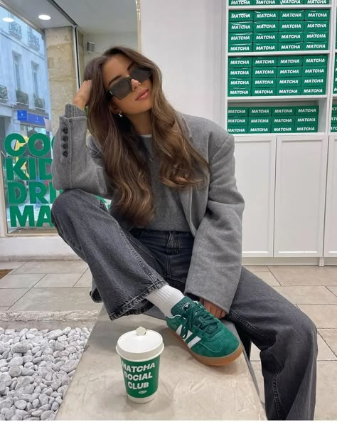 Outfits With Green Sambas, Adidas Samba Green Outfit Women, Colorful Sambas Outfit, Gazelle Adidas Women Outfit, Adidas Samba Green, Adidas Gazelle Green, Adidas Gazelle Outfit, Looks Adidas, Adidas Outfit Women