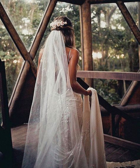 Boho bride of the day @atelieria #bohemian #bohobelle #bohobride #bohowedding #regram Bridal Hair Down With Veil, Straight Wedding Hair, Bridal Makeup For Green Eyes, Bride Hair Flowers, Wedding Hair With Vail, Hilton Wedding, Bridal Hair Down, Half Up Wedding Hair, Bridal Hair Veil