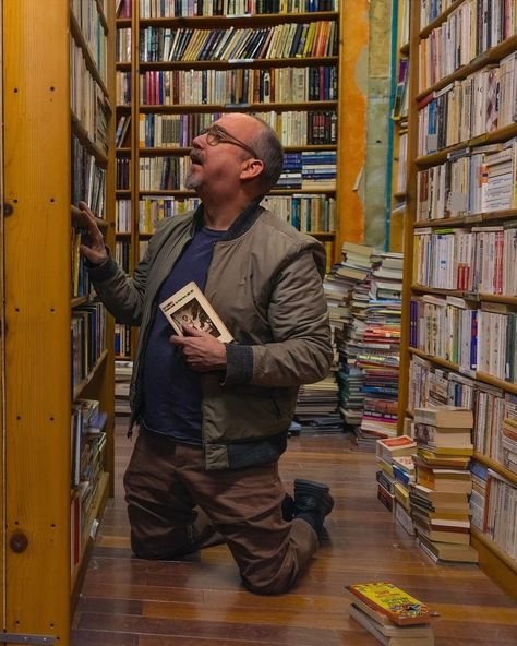 ✨ Did you know that actor Paul Giamatti is one of us? Besides being an amazing actor, he’s also an unapologetic bibliophile! ❤️ “I like… | Instagram Paul Giamatti, Books At Home, Movie Cinema, Homer Simpson, One Thousand, Hollywood Actor, Old Books, On Film, Free Time