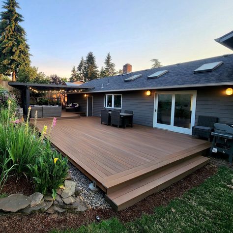 Back Porch Deck Ideas Budget, Small Deck Off Master, Back Deck Off House, Modern Back Deck Ideas, Bungalow Back Deck Ideas, Level Deck Ideas, Composite Back Deck Ideas, Deck Side Of House, Low Deck With Pergola