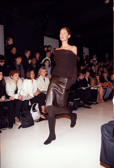 Donna Karen 90s, Vintage Donna Karan, 2024 Fall Runway, Donna Karan 90s, 90s Catwalk, Minimal Fall Outfit, 1999 Fashion, Luxury Landscape, Vintage Runway