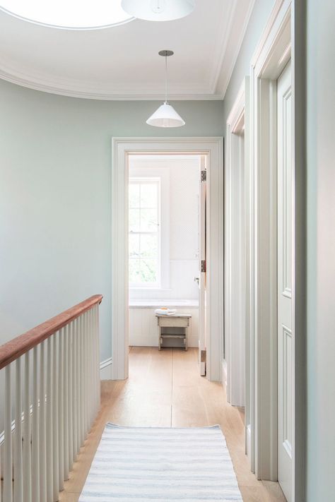 Designers Share the 15 Best Hallway Colors - Colorful Hallways and Paint Ideas Colour For Hall, English Kitchens Design, Townhouse Remodel, Hallway Colour Schemes, Downstairs Kitchen, Hallway Paint Colors, Plain English Kitchen, Elizabeth Roberts, Hall Painting