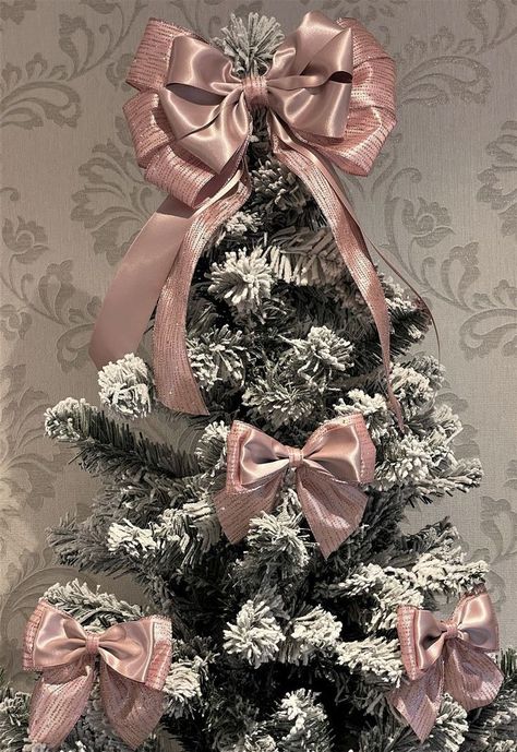 pink christmas vibes. Bow On Top Of Christmas Tree, Tree Top Bow, Western Christmas Decorations, Shabby Chic Christmas Decorations, Nutcracker Christmas Tree, Rose Gold Christmas Tree, Bow Christmas Tree, Tree Bows, Christmas Tree Inspo