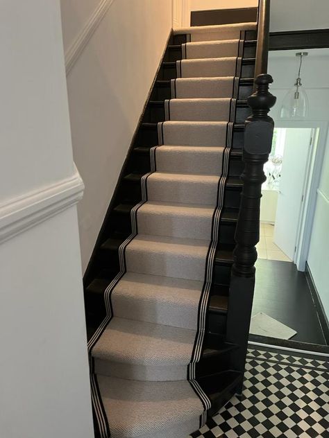 Stair Runner With Dark Wood, Dark Grey Carpet Stairs, Black Stairs With Carpet, Carpet Steps Ideas, Beige Stairs, Black Stairs With Carpet Runner, Black Stair Runner, Black Stairs With Runner, Modern Hallway Design