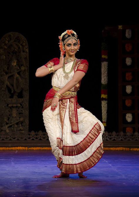 Kuchipudi dance of Andhra Pradesh Kuchipudi Dance, Bharatanatyam Costume, Bharatanatyam Dancer, Indian Classical Dancer, Bharatanatyam Poses, Dance Of India, Paige Hyland, Brooke Hyland, Dance Photography Poses