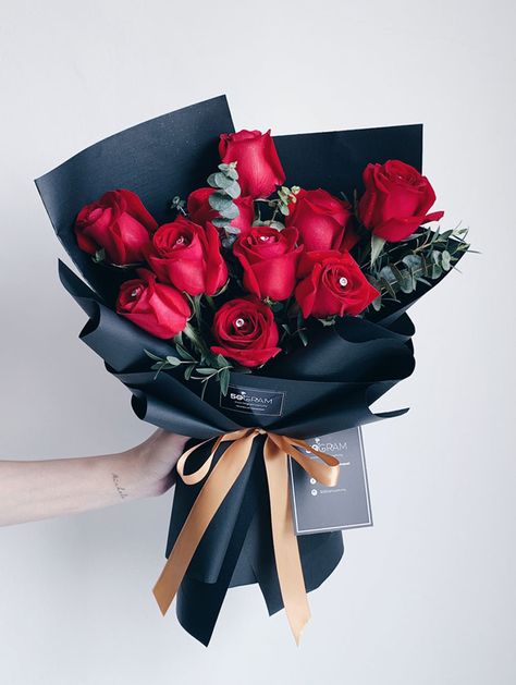 Wrapped Flowers, Man Bouquet, Roses Bouquet Gift, Chocolate Flowers Bouquet, Flower Cafe, Rose Delivery, Luxury Flower Bouquets, Flower Bouquet Diy, Chocolate Flowers