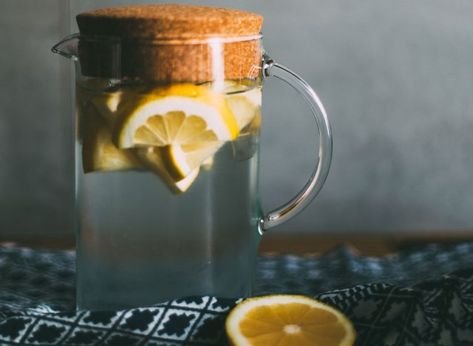 Ways Drinking Lemon Water Helps You Lose Weight, Says Science Nervus Vagus, Detox Day, Healthy Wellness, Warm Lemon Water, Drinking Lemon Water, Flatter Stomach, Fruit Infused Water, Help Digestion, Easy Drinks