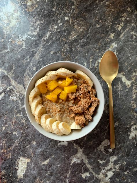 Овсянка с бананом, манго, печеньк�ой и корицей Oatmeal With Mango, Mango Cookie, Oatmeal With Banana, Mango Oatmeal, Oatmeal Bowls, Banana Oats, Banana Oatmeal, Warm Food, Oat Milk