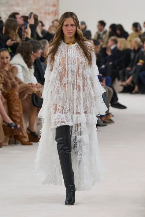 Chemena Kamali's Debut Collection Shows She Understands the Chloé Woman - Fashionista Chemena Kamali, Chloe Fashion, Bohemian Chic Fashion, Boho Chic Outfits, Dresses To Wear, Fall Winter 2024, Fashion People, Lace Fashion, Estilo Boho