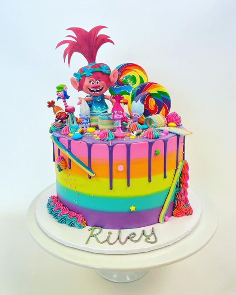 Trolls Birthday Cake Cupcakes, Trolls Themed Birthday Cake, Trolls Birthday Outfit Ideas, Rainbow Trolls Cake, Birthday Cake Trolls, Trolls 3rd Birthday Cake, Diy Trolls Birthday Cake, Trolls Rainbow Cake, Trolls Bday Cake