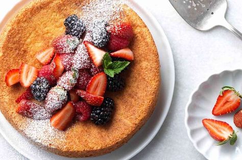 Strawberry Almond Flour Cake | King Arthur Flour Almond Flour Cake, Pizza Halloween, Dessert Restaurant, Almond Flour Cakes, Dessert Mousse, Fruit Pizza Sugar Cookie, Pastas Recipes, Fruit Pizza Recipe, Cake Mug