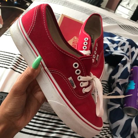 Vans Colors, Red Vans Outfit, Sneakers Outfit Street Styles, Red Vans Shoes, Vans Authentic Red, Outfit Vans, Sneaker Vans, Snicker Shoes, Vans Aesthetic