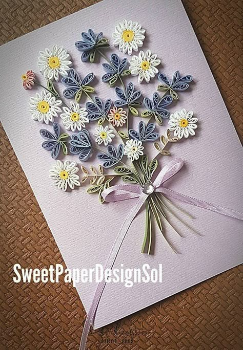 Lavender And Daisy, Daisy Flower Bouquet, Flower Bouquet Card, Quilling Design, Quilling Flower Designs, Bouquet Card, Neli Quilling, Quilling Pattern, Quilled Flowers