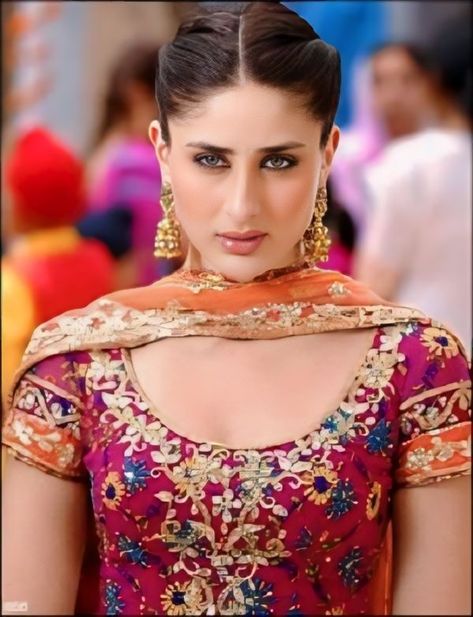 2000s Bollywood Lehenga, Kareena Kapoor Khan 90s, 90s Lehenga, Kareena Kapoor 2000s, 2000s Indian Fashion, Rani Mukherjee 90s Outfit, 2000s Bollywood Aesthetic, 2000s Bollywood Fashion, Kareena Kapoor 90s