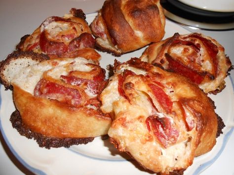 Old Chicago Sicilian Pizza Rolls | Food.com Restaurant Magazine, Pizza Rolls Recipe, Pizza Roll Recipe, Pepperoni Rolls, Sicilian Pizza, Chicago Pizza, Chicago Food, Bread Roll, Sioux City