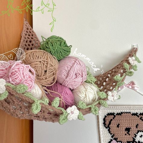 Yarn Hammock, Plushies Tutorial, Crochet Room Decor, Crochet A Heart, Crochet Hammock, Crochet Room, Motivation To Start, Gilet Crochet, Heart Applique