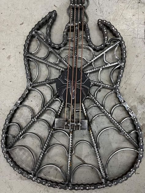 Welded Motorcycle Art, Welded Guitar, Metal Grinding Art, Junk Sculpture, Welding Idea, Welding Sculptures, Mig Welding Projects, Chain Art, Tig Welding Art