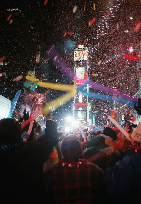 An estimated half million people were present in Times Square to witness the traditional ball drop on January 1, 1998. Nyc Ball Drop, New Year’s Eve New York, New Year Times Square, Ball Drop New Years, Times Square Christmas, Nye Ball Drop, January Collage, Times Square New Years Eve, New Year In New York