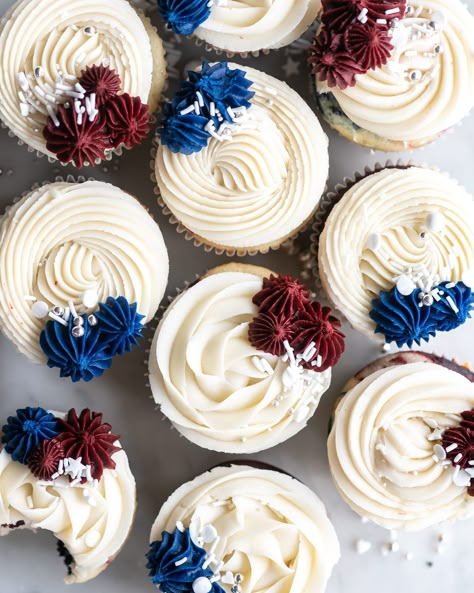 red white and blue cupcakes with vanilla buttercream Blue And Red Cupcakes, 4th Of July Bakery Ideas, 4th Of July Cupcakes Ideas, 4th Of July Cake Decorating, 4th Of July Cupcake Ideas, July 4th Cupcakes, 4th Cupcakes, Navy Cupcakes, Simple Summer Desserts