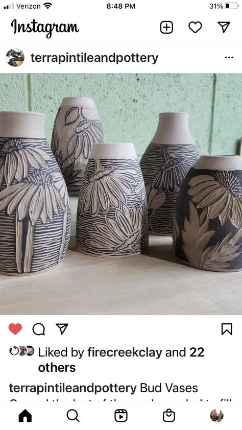 Scrifito Designs, Scrafito Ceramics Vase, Mishima Ceramics Patterns, Pot Carving Designs, Pottery Scraffito Patterns, Scrifito Pottery, Graffito Pottery, Sgraffito Leaves, Pottery Designs Carving