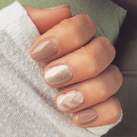 a0833c8a1817526ac555f8d67727caf6 Fall Wedding Nails, Neutral Nail Color, Bridesmaids Nails, Wedding Nails Glitter, Nails Natural, Her Nails, Nails Wedding, Colorful Nail Designs, Natural Wedding