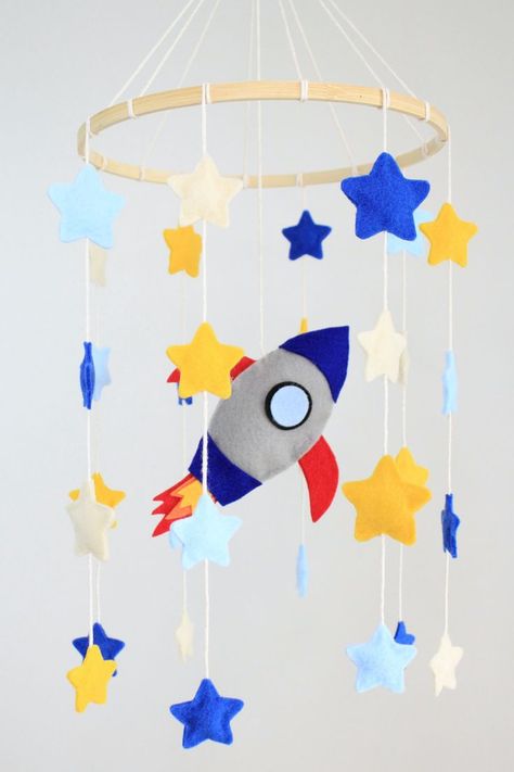 DIY this Rocket Ship baby mobile out of felt. No sewing required. PDF template in youtube video Felt Rocket, Baby Sans, Space Mobile, Diy Baby Mobile, Diy Space, Rocket Ship, Pdf Templates, Space Theme, Diy Baby