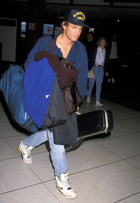 90s Airport Style, Mens Airport Style, Vintage Balenciaga, Sac Vanessa Bruno, Legging Court, Celebrity Airport Style, Woody Harrelson, Sweat Gris, 90s Fashion Men