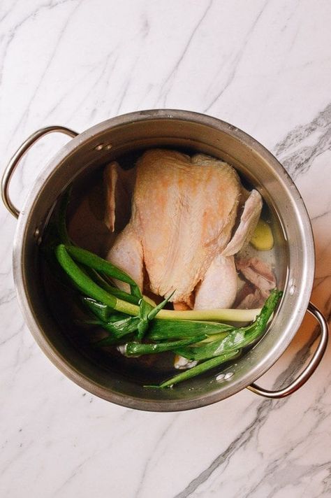 This delicious homemade chicken stock is designed for Asian cooking, made purely from chicken without too many added vegetables or seasoning. Source: thewoksoflife.com Wantan Soup, Homemade Chilli Recipe, Shrimp Stock Recipe, Cantonese Chicken, Easy Chinese Chicken, Paleo Soups And Stews, Soup Swap, Shrimp Stock, Noodles Chinese