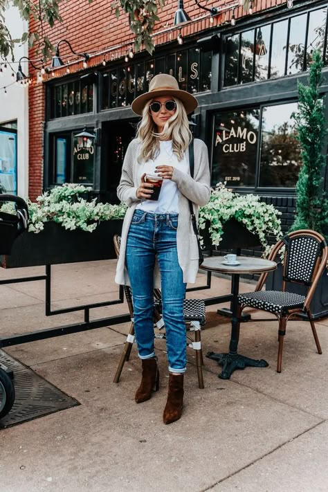 Fall Street Style // Somewhere, Lately #streetstyle #fallstyle #fall #fashion Hat Outfit Fall, Denim Cardigan, Looks Country, Fall Denim, Cooler Look, Cute Fall Outfits, Fall Street Style, Trendy Fall, Outfit Inspo Fall