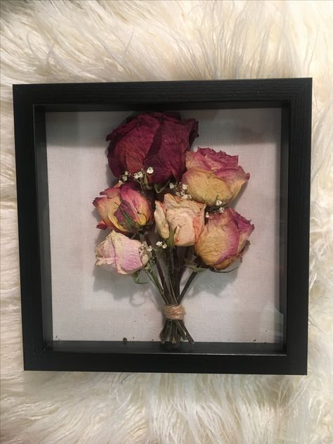 Shadow Box Roses, Roses Shadow Box Ideas, Dried Roses Ideas, Roses In Frame, Rose Shadow, Dried Flowers Diy, Drying Roses, Pressed Flower Crafts, Diy Rose