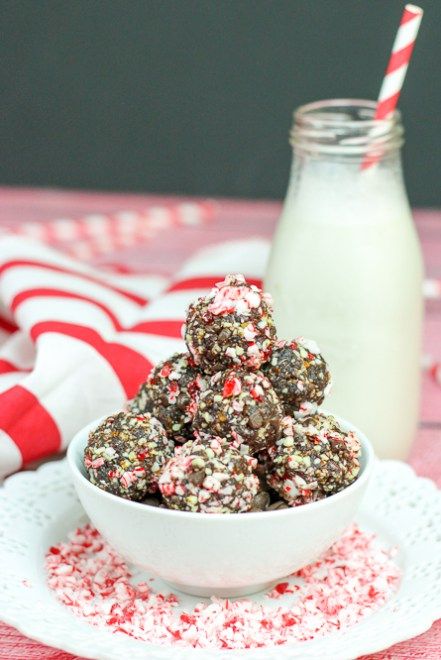 Peppermint Fudge No Bake Energy Bites Recipe - healthy festive bites of chocolate fun!/ Running in a Skirt Energy Bites Recipe Healthy, Energy Bites Recipe, Xmas Morning, Healthy Christmas Cookies, Healthy Holiday Treats, Energy Bites Healthy, No Bake Energy, Peppermint Recipes, Peppermint Fudge