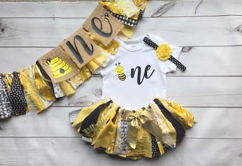 Toddler Birthday Outfit, Tutu Skirt Outfit, Tutu Shirt, Bee Cake, Fabric Tutu, Bee Birthday Party, Smash Cake Girl, Bee Cakes, Bee Day