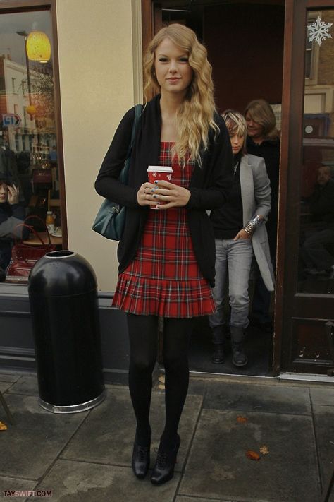 Taylor Swift Coffee, Taylor Swift Christmas, Taylor Swift Dress, Taylor Swift Street Style, Gingerbread Latte, Taylor Swift Web, Sir Paul, Power Pop, Swift Photo