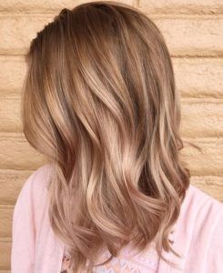 Blond foncé : la coloration blond foncé, une couleur adaptée à toutes ! Golden Hair Color, Pink Blonde, Golden Blonde Hair, Dark Blonde Hair, Brown Blonde Hair, Dark Blonde, Grunge Hair, Hair Colour, Hairstyles Haircuts