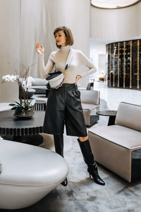 how to style leather shorts for winter #leathershorts #winterfashion #outfit Styling Leather Shorts, Shorts For Winter, Winter Shorts Outfits, Bermuda Shorts Outfit, Leather Shorts Outfit, Culottes Outfit, Leather Culottes, Dc Fashion, Leather Trend